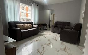 Apartamento com Estacionamento, Wi-Fi, Ar condicionado a 300 metros da Praia da Enseada no Guarujá.